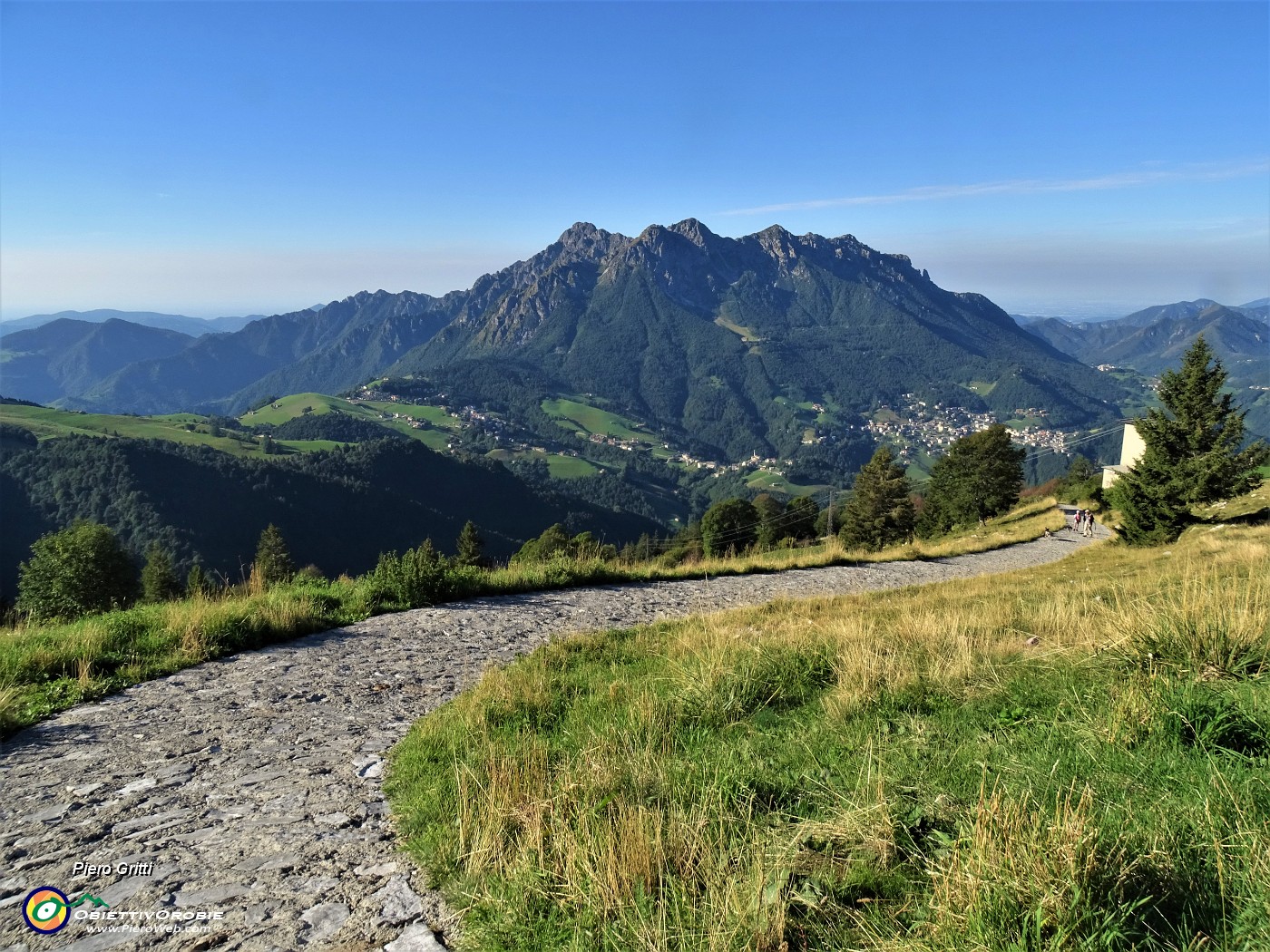 10 Dal parcheggio d' Alpe Arera mi avvio a dx su stradetta cementata .JPG